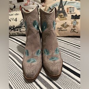 Dingo Tootsie Snip Toe Gray Suede Turquoise Embroidered Floral Booties 7.5 Worn